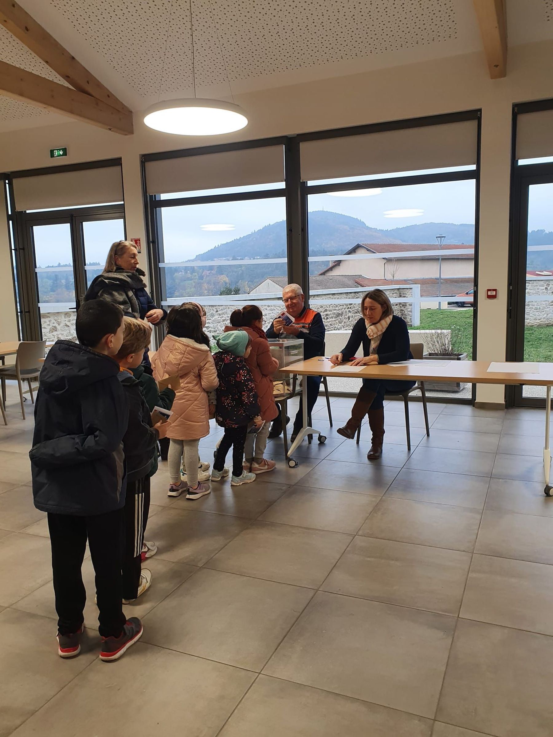 enfants attendant devant bureau de vote