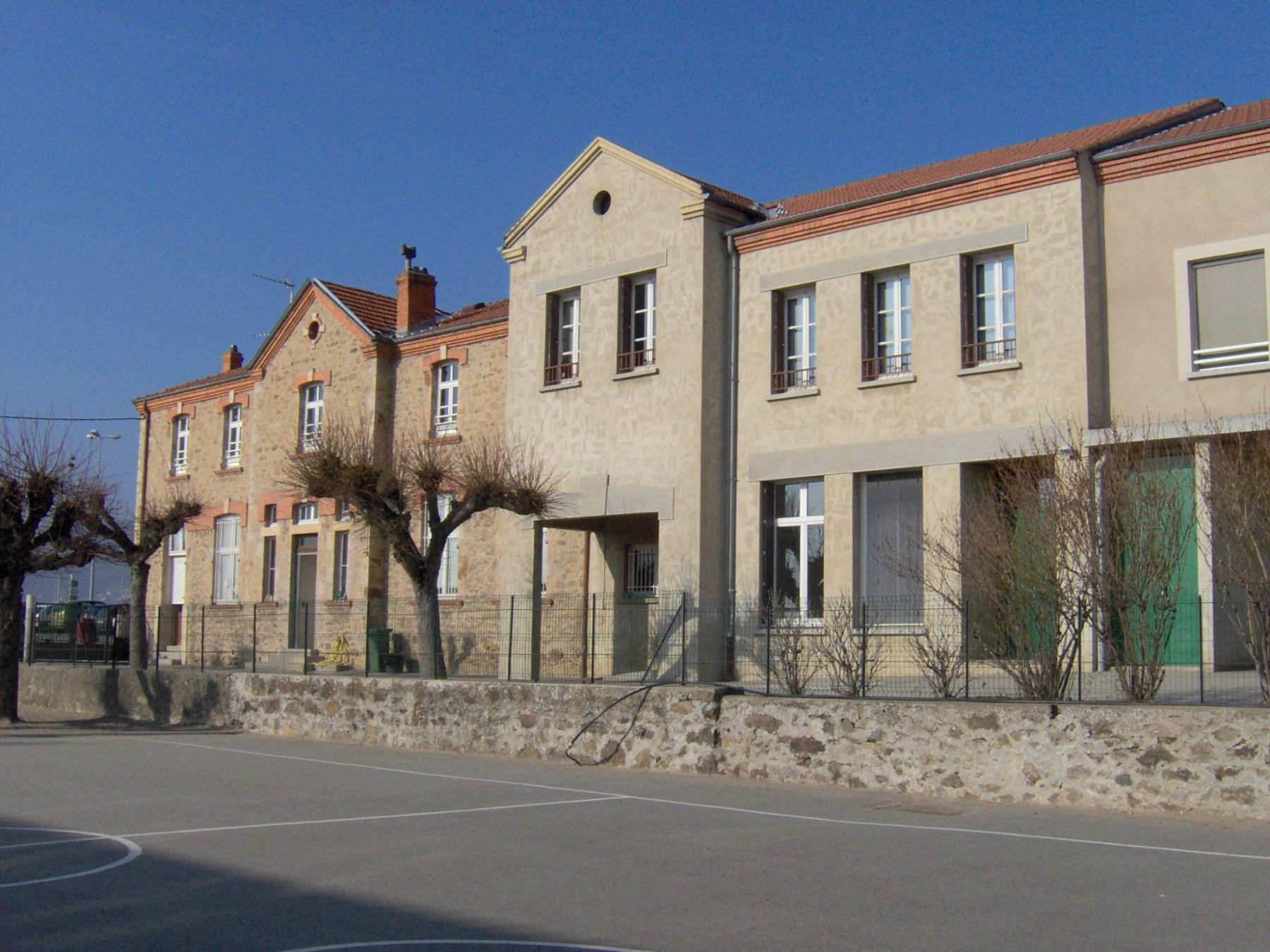 vue d'ensemble du bâtiment de l'école