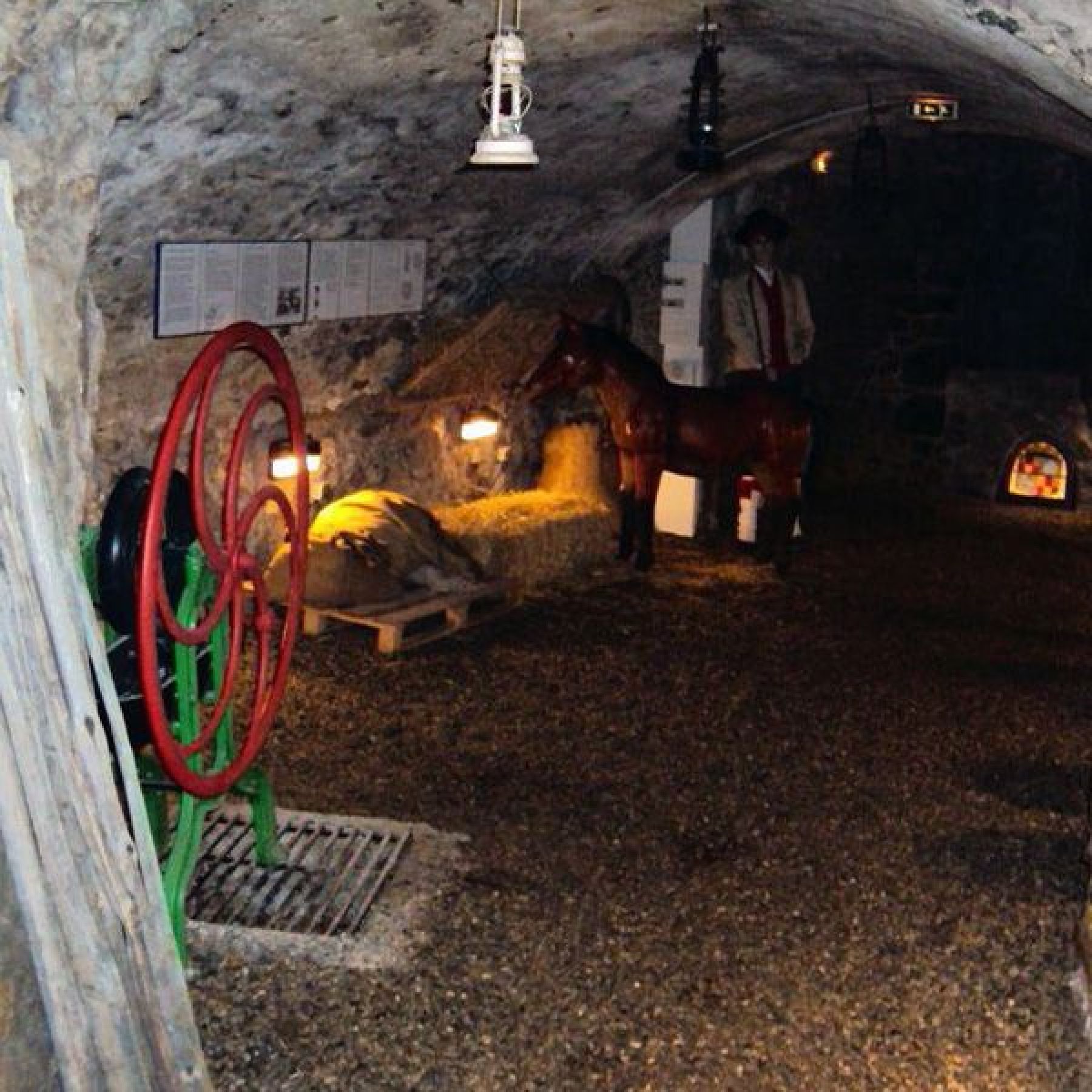 cave avec expo outils anciens