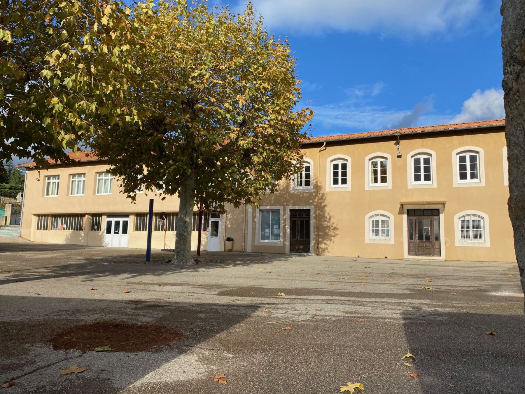 bâtiment et cour de l'école