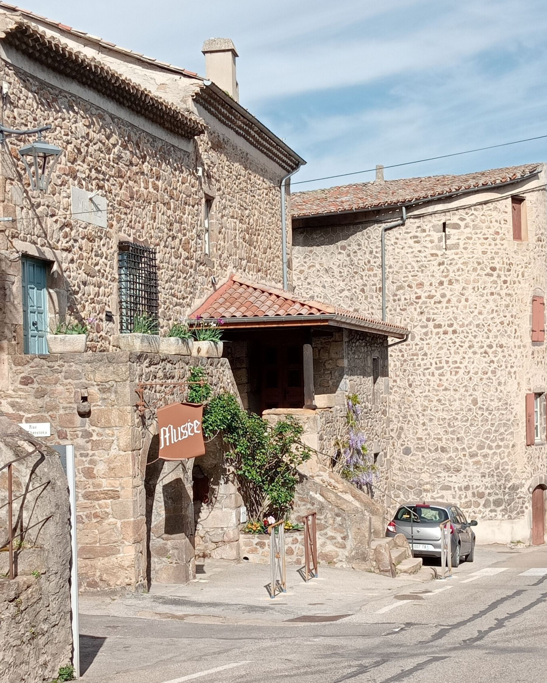 entrée du musée dans une maison en pierre